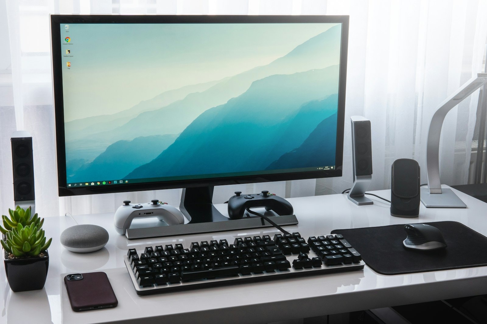 Setup com monitor e periféricos na loja