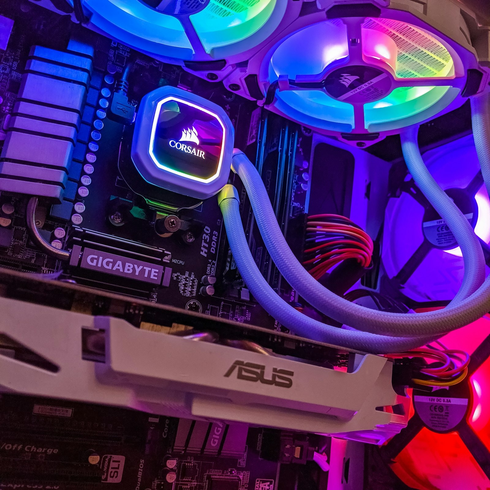 Interior de um PC gaming com refrigeração líquida
