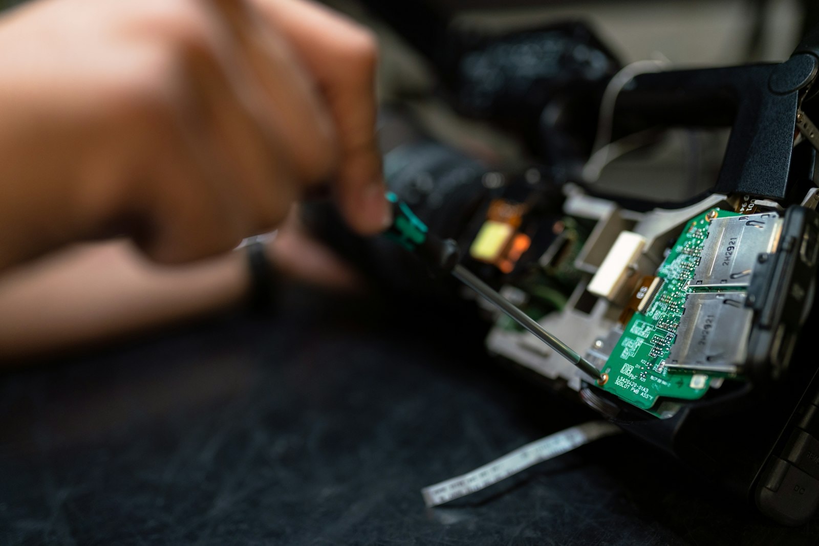Técnico a reparar uma placa no laboratório